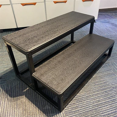 Nuovo scalino antiscivolo in plastica e legno progettato